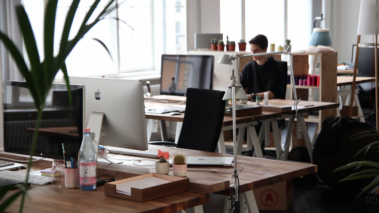 Servicios Open-plan office with modern decor and natural lighting, ideal for productivity.